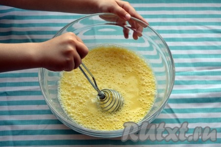 В глубокую миску вливаем молоко, добавляем куриные яйца, щепотку соли и перца. Тщательно перемешиваем.
