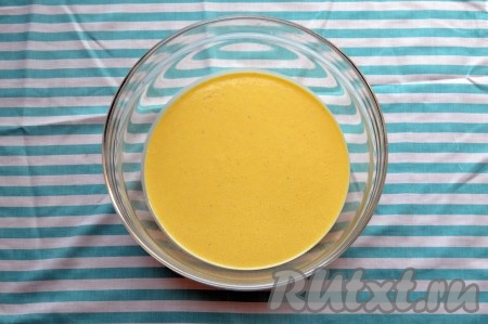 Всыпаем просеянную муку и тщательно перемешиваем. Кляр должен получиться однородным, без комочков. Это можно сделать и ручным венчиком, и миксером. Кляр должен напоминать густую сметану (если будет жидким, то растечется по сковороде и мясо начнет браться корочкой, а если будет слишком густым - тоже плохо, так как получится мясо с оладьями). При жарке отбивных из свинины кляр поможет сохранить нежность и сочность мяса.
