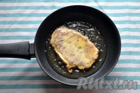 Огонь делаем ниже среднего. Обильно обмакиваем отбивную из свинины в кляр и выкладываем мясо на сковороду. Обжариваем с двух сторон по 2-3 минуты.
