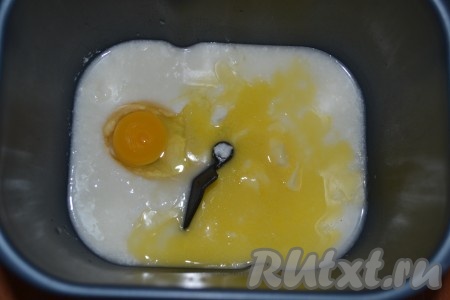 Вливаем в чашу хлебопечки кефир, добавляем растаявшее сливочное масло, 1 яйцо и ванилин.
