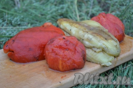 Дать овощам остыть. Снять шкурку и нарезать небольшими кубиками.
