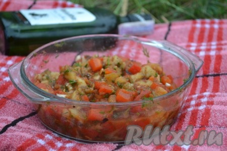 Перемешать икру из запеченных овощей и сразу подавать на стол. Вкусно и очень полезно! 
