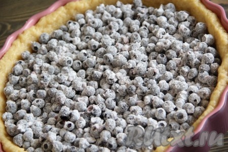  Выложить ягоды в форму и разровнять.
