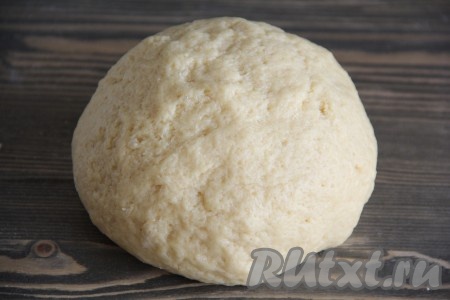 Замесить мягкое и нежное тесто, которое не должно липнуть к рукам, но при этом не должно быть забитым мукой. При замешивании припылить стол и тесто мукой и хорошо его вымесить.
