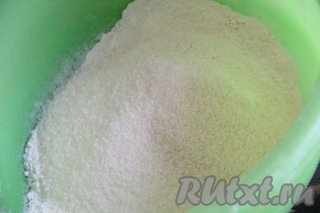 Затем всыпать в миску сахар и ванильный сахар.
