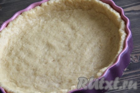 Форму для выпечки смазать растительным или сливочным маслом, выложить тесто, разровнять его по всей поверхности, формируя бортики.

