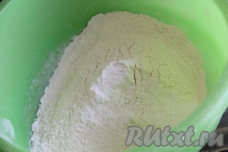 300 грамм муки просеять в глубокую миску и добавить разрыхлитель.

