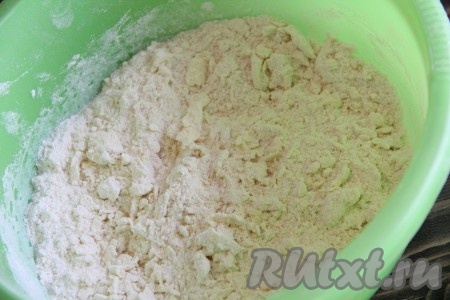  Перетереть муку с маслом в крошку.
