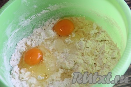 В полученную крошку добавить яйца.
