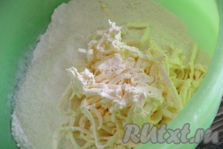 Маргарин или сливочное масло натереть на крупной тёрке или порубить на кусочки и добавить в муку.
