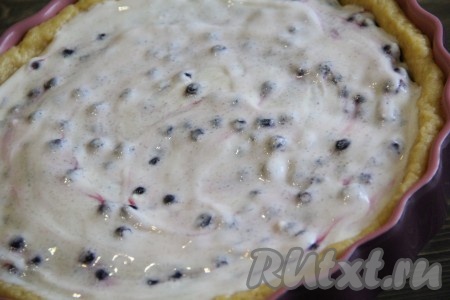 Вылить сметанную заливку поверх черники. Поставить форму с пирогом в разогретую духовку и выпекать примерно 45 минут при температуре 180-200 градусов.