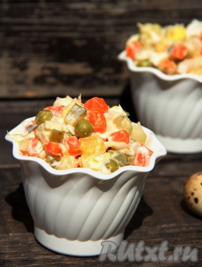 Вот такой вкусный и аппетитный салат с рыбой горячего копчения и картофелем получился.
