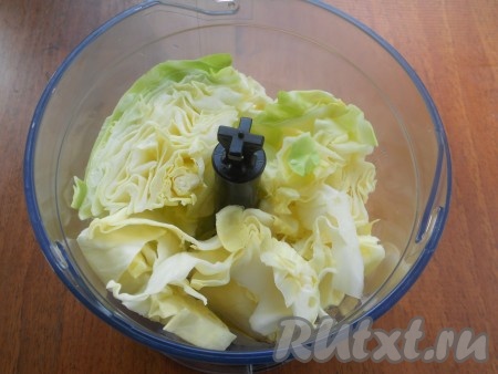 Капусту поместить в чашу блендера.