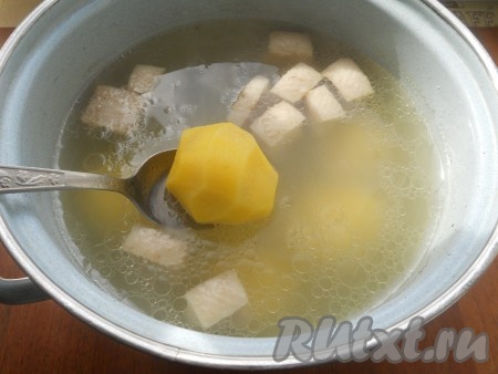В бульон поместить очищенный целый картофель, варить до готовности (25-30 минут).