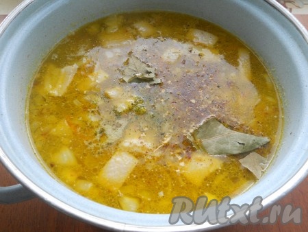 Обжаренные лук и морковь отправить в кастрюлю вместе с толченым картофелем. Добавить специи, сахар, лимонную кислоту, черный свежемолотый перец, лавровый лист.&nbsp;
