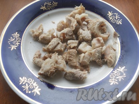 Далее ребра вынуть, остудить, освободить от костей, мясо нарезать на части. Лук выбросить, морковь можете нарезать и добавить в суп, а можете использовать в другое блюдо.
