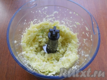 Капусту измельчить.