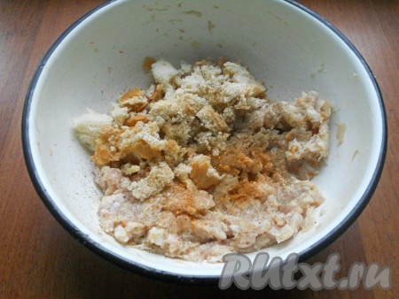 Лук и чеснок очистить. Фарш для приготовления тефтелей можно взять покупной, но я решила взять кусочки свинины и пропустить их через мясорубку. К фаршу добавить перекрученный (или натёртый на тёрке) лук и измельчённый чеснок, перемешать. Посолить, добавить специи, поперчить. Батон замочить в воде, затем отжать и добавить в фарш. Тщательно фарш вымесить.