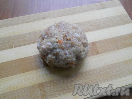 Сформировать круглую крупную тефтелю, спрятав капусту внутри.