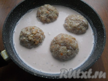 Таким образом сформировать все тефтели и поместить их в сковороду в подготовленный соус.
