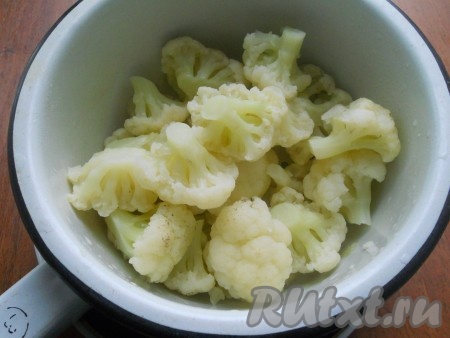 Цветную капусту разобрать на соцветия, поместить в кастрюлю, залить холодной водой и поставить на огонь, после закипания воды, уменьшив огонь, варить в течение 3-4 минут. Воду слить, капусту остудить.