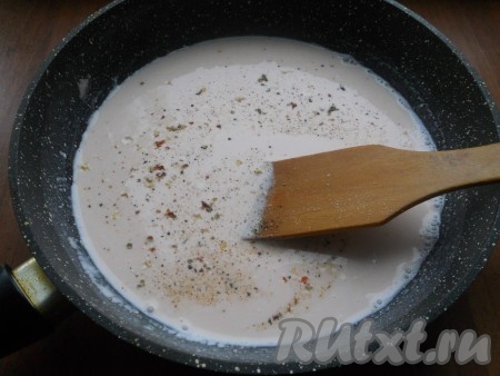 Влить воду, добавить соль, смесь перцев, сахар, тщательно перемешать. 