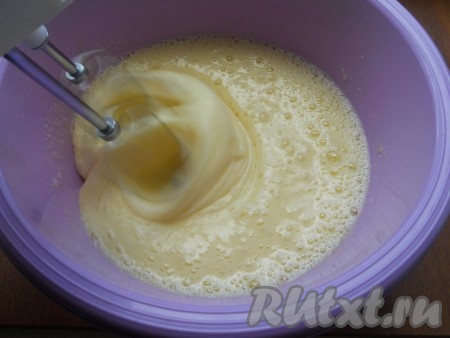 Взбить миксером до образования пены (1 минуту). Продолжая взбивать на высокой скорости миксера, всыпать понемногу сахар. Также добавить сюда и ванильный сахар.
