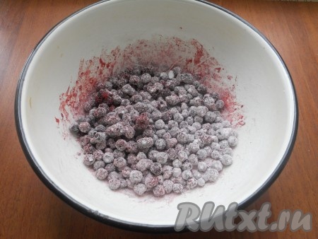 Чернику аккуратно смешать с крахмалом.&nbsp;