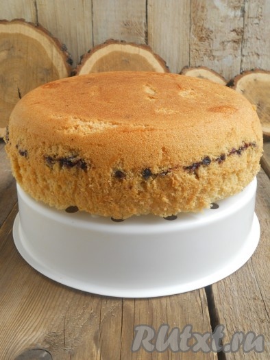 Готовый пирог аккуратно извлечь из чаши с помощью контейнера для варки на пару, перевернув его. Остудить пирог до теплого состояния.