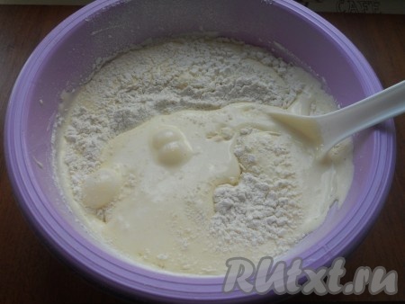 Взбивать яйца с сахаром следует 6-8 минут до пышной, светлой массы, которая должна увеличиться в объеме раза в 3. Далее добавить в эту смесь просеянную муку с разрыхлителем. Аккуратно вмешать муку (снизу вверх) в яичную смесь.
