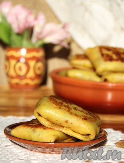 Подать блинчики с начинкой из куриных сердечек к столу в горячем виде. Можно сдобрить блины сметанкой или полить растопленным сливочным маслом.
