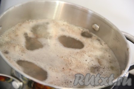 Довести до кипения, затем уменьшить огонь и варить сердечки в течение 30 минут. 