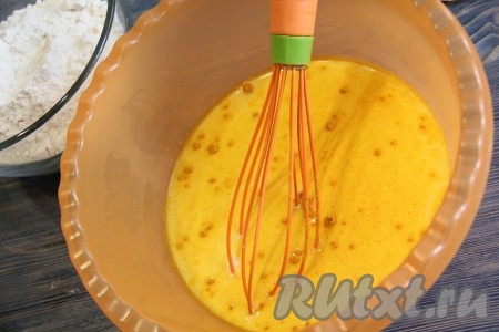 Пока готовятся куриные сердечки, можно заняться приготовлением теста для блинчиков. В глубокую миску влить молоко, добавить соль, сахар и куркуму, слегка перемешать.
