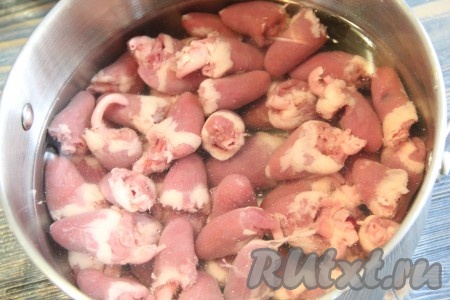 Сердечки промыть под проточной водой. Залить сердечки холодной водой и поставить на огонь.