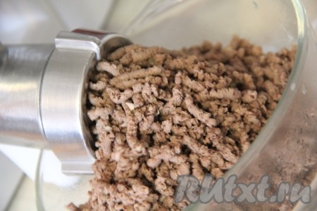 Сердечки и лук пропустить через мясорубку.