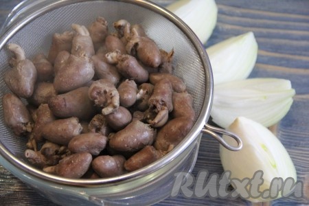 Готовые сердечки откинуть на дуршлаг и дать стечь жидкости. Лук очистить. Кстати, из бульона, получившегося в результате отваривания сердечек, можно приготовить супчик.
