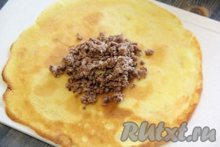 На середину блина выложить пару ложек начинки.