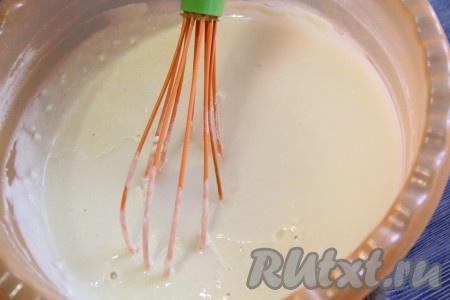  Тщательно перемешать тесто венчиком, оно получится однородным, без комочков.