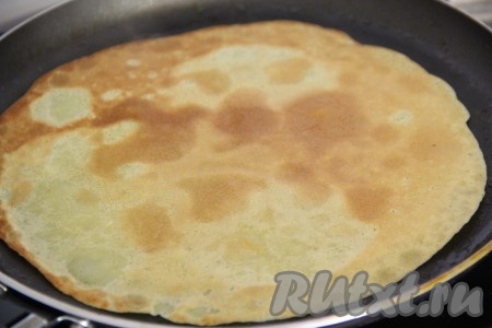 Выпекать блинчики на раскалённой сковороде с двух сторон до золотистого цвета (перед выпеканием первого блина сковороду можно смазать растительным маслом). Аппетитные, вкусные блины можно с пылу с жару подавать с вареньем или сметаной к столу или продолжить приготовление, завернув в них начинку из куриных сердечек.