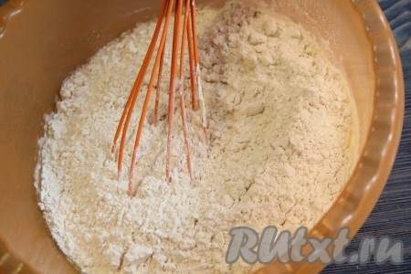 Затем всыпать муку.