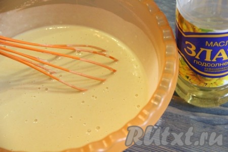 Затем влить в тесто воду и растительное масло. Всё тщательно перемешать. Тесто для блинов на молоке, замешанное без добавления яиц, получится жидким, но при этом блины хорошо переворачиваются во время выпекания.