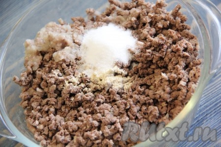 Добавить в фарш из куриных сердечек соль и перец. Всё тщательно перемешать. Начинка для блинчиков готова!