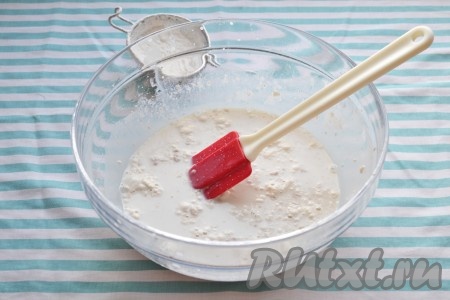 Перемешиваем, накрываем влажной салфеткой и ставим опару в теплое место на 15-20 минут для активации дрожжей.