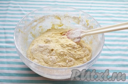 Начинаем частями вводить муку, перемешивая лопаткой. 