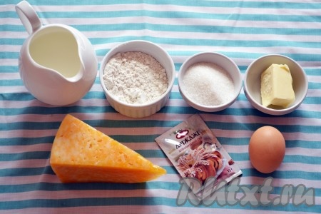 Подготовим необходимые ингредиенты для приготовления домашних сырных булочек. Масло, молоко, мука, сыр и яйца должны быть комнатной температуры.
