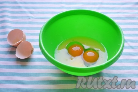 Добавляем к маслу 2 яйца.
