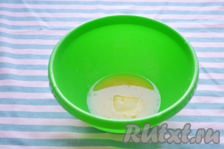 Сливочное масло растапливаем, даём немного остыть.