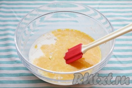 Когда опара активируется (по истечении 15-20 минут), вливаем в неё яично-сливочную массу, добавляем соль. Перемешиваем.
