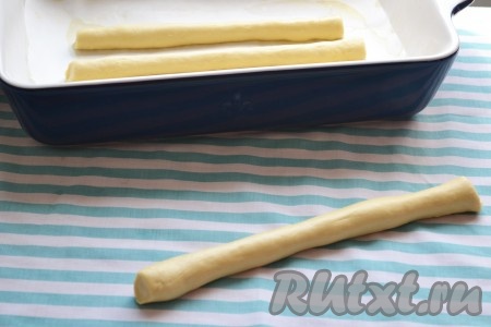 Разделяем тесто на равные части (длина и толщина будут зависеть только от Ваших желаний и вместительности Ваших форм для выпекания) и скатываем в валик. Выкладываем их в форму для выпекания, предварительно положив на дно пергаментную бумагу. Накрываем форму салфеткой и оставляем на 15-30 минут для подхода.
