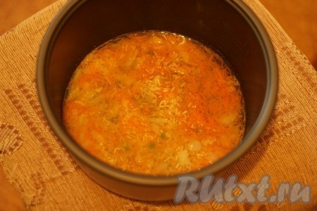 Добавляем к овощам рис, соль и воду.